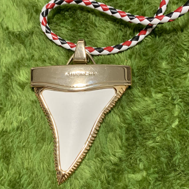 GIVENCHY - GIVENCHY シャークトゥースの通販 by はっとりくん's shop