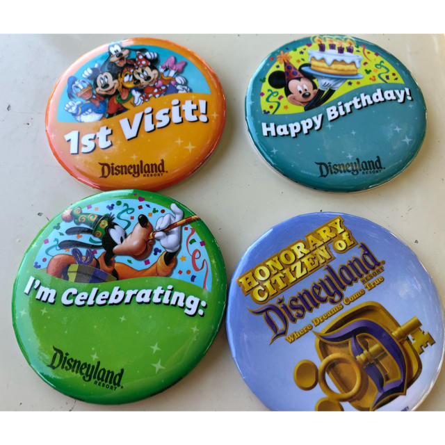 Disney(ディズニー)の現地限定 カリフォルニア ディズニー バッジ 4種類 エンタメ/ホビーのエンタメ その他(その他)の商品写真