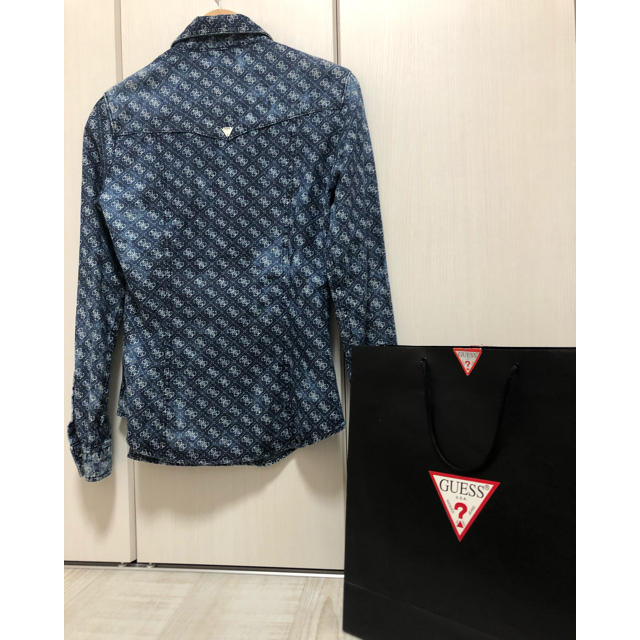 GUESS(ゲス)の1万円値下げ 美品 GUESS ケミカル デニム シャツ レディースのトップス(シャツ/ブラウス(長袖/七分))の商品写真