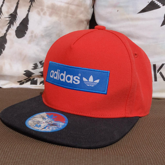 adidas(アディダス)のadidasキャップ 赤 メンズの帽子(キャップ)の商品写真