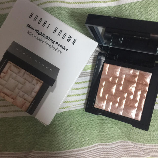 BOBBI BROWN(ボビイブラウン)の新品ボビイブラウン ミニハイライティングパウダー 01 ピンクグロウ 限定サイズ コスメ/美容のベースメイク/化粧品(フェイスカラー)の商品写真