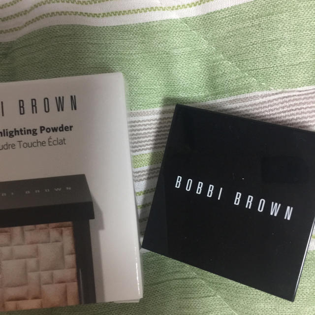 BOBBI BROWN(ボビイブラウン)の新品ボビイブラウン ミニハイライティングパウダー 01 ピンクグロウ 限定サイズ コスメ/美容のベースメイク/化粧品(フェイスカラー)の商品写真