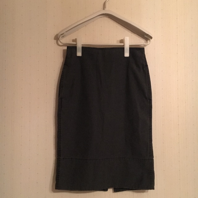 MADISONBLUE(マディソンブルー)のマディソンブルー バックサテンタイト グレー00 レディースのスカート(ひざ丈スカート)の商品写真