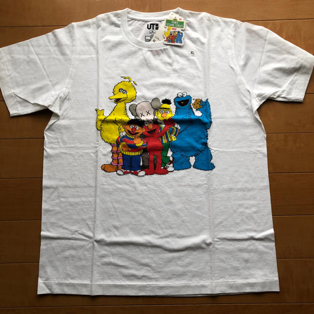 UNIQLO(ユニクロ)のKAWS  UNIQLO セサミストリート XL メンズのトップス(Tシャツ/カットソー(半袖/袖なし))の商品写真