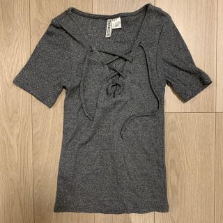 エイチアンドエム(H&M)のグレー リブTシャツ レースアップ(Tシャツ(半袖/袖なし))