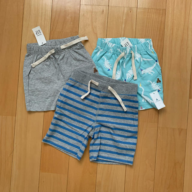 babyGAP(ベビーギャップ)の【新品】80cm ショートパンツ boys 3点 グレー&恐竜柄ブルー&ボーダー キッズ/ベビー/マタニティのベビー服(~85cm)(パンツ)の商品写真