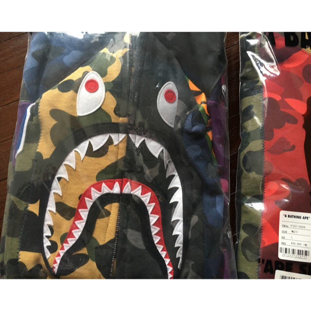 A BATHING APE(アベイシングエイプ)のBAPE MIX CAMO CRAZYSHARK FULLZIP HOODIE  メンズのトップス(パーカー)の商品写真