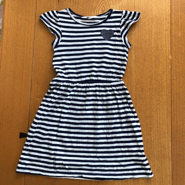 H&M(エイチアンドエム)のボーダーワンピース 110 キッズ/ベビー/マタニティのキッズ服女の子用(90cm~)(ワンピース)の商品写真