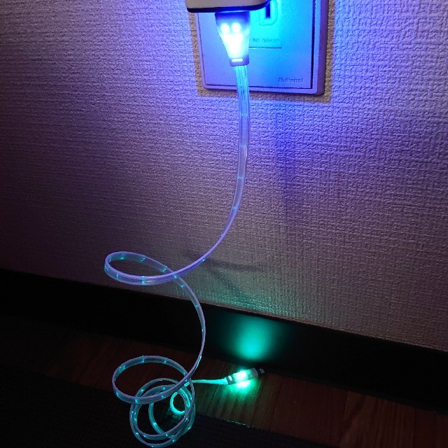 iPhone(アイフォーン)のiPhone充電ケーブル　LED　かなり綺麗です！即購入大歓迎 スマホ/家電/カメラのスマートフォン/携帯電話(バッテリー/充電器)の商品写真