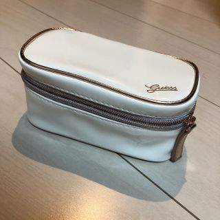 ゲス(GUESS)の新品未使用 guess メイクポーチ 白 ピンク ゴールド(ポーチ)