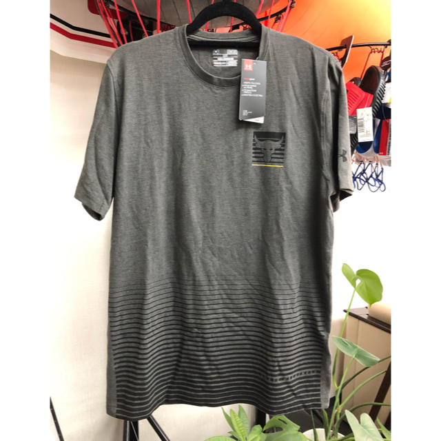 UNDER ARMOUR(アンダーアーマー)のUA プロジェクト ロック Tシャツ 新品 Mサイズ gray メンズのトップス(Tシャツ/カットソー(半袖/袖なし))の商品写真