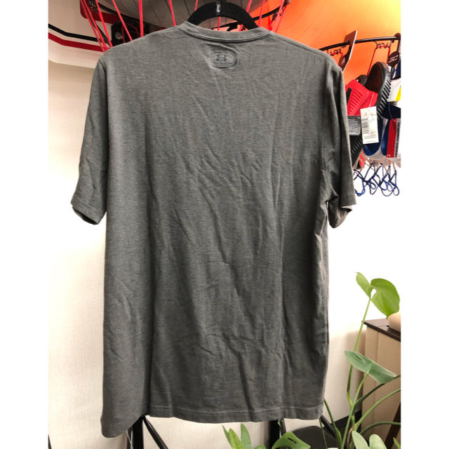 UNDER ARMOUR(アンダーアーマー)のUA プロジェクト ロック Tシャツ 新品 Mサイズ gray メンズのトップス(Tシャツ/カットソー(半袖/袖なし))の商品写真