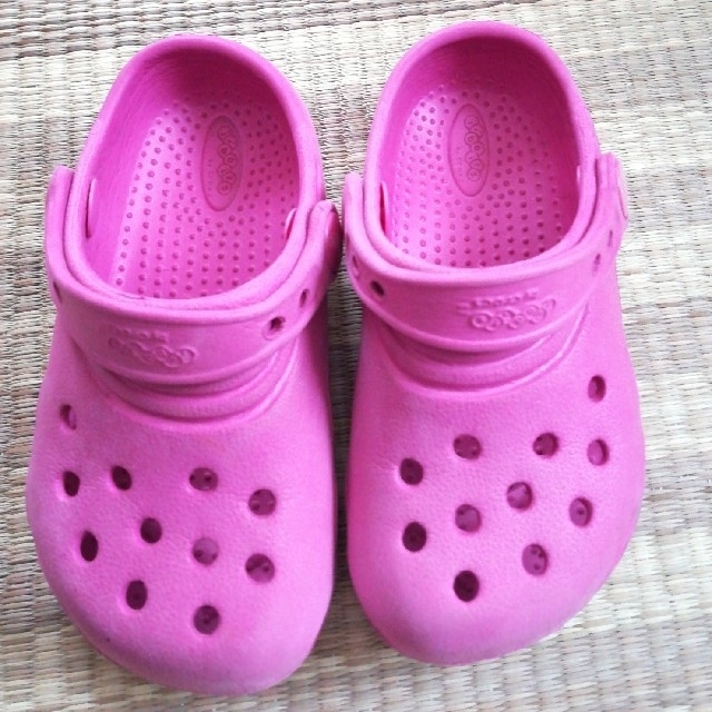 crocs(クロックス)のクロックス　キッズ　S サイズ キッズ/ベビー/マタニティのキッズ靴/シューズ(15cm~)(サンダル)の商品写真