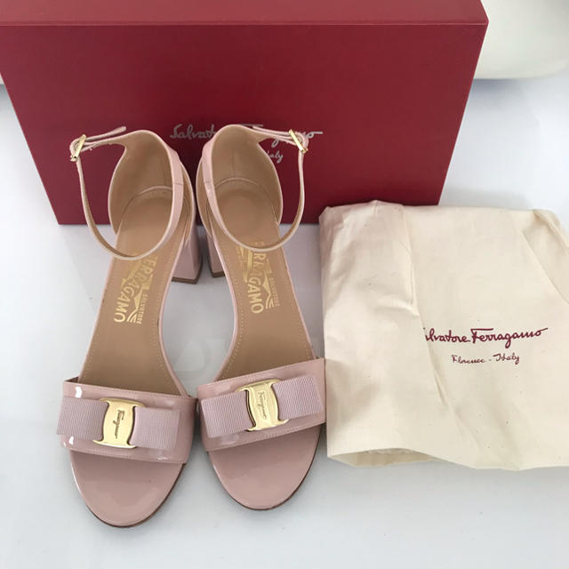 Salvatore Ferragamo(サルヴァトーレフェラガモ)の美品❤️サルバトーレフェラガモ ヴァラリボン ストラップ サンダル 7 24.5 レディースの靴/シューズ(サンダル)の商品写真