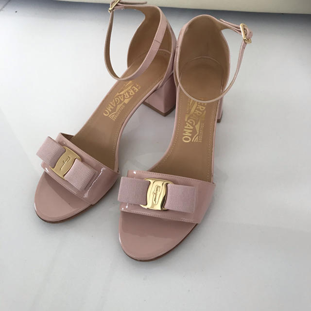 Salvatore Ferragamo(サルヴァトーレフェラガモ)の美品❤️サルバトーレフェラガモ ヴァラリボン ストラップ サンダル 7 24.5 レディースの靴/シューズ(サンダル)の商品写真