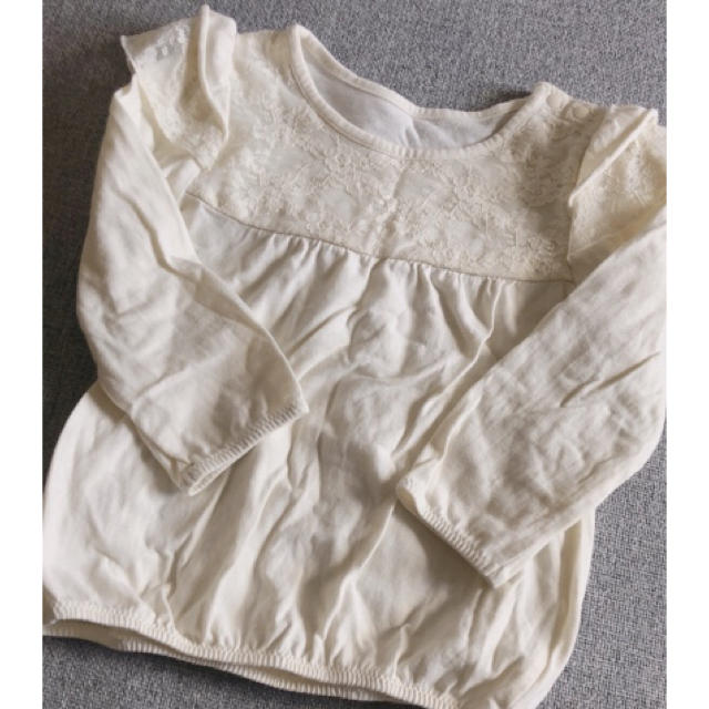 UNIQLO(ユニクロ)のUNIQLO フリルトップス キッズ/ベビー/マタニティのキッズ服女の子用(90cm~)(Tシャツ/カットソー)の商品写真
