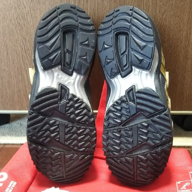 asics(アシックス)の【訳あり美品】アシックス スニーカー キッズ/ベビー/マタニティのキッズ靴/シューズ(15cm~)(スニーカー)の商品写真