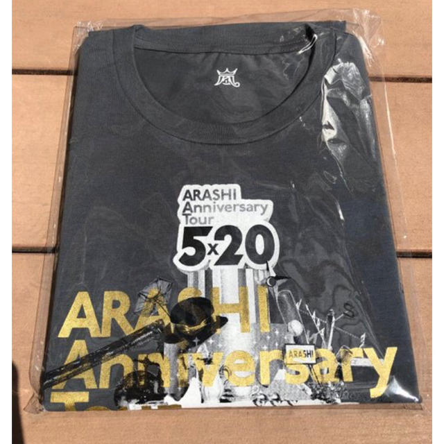 嵐(アラシ)の嵐 5×20 Tシャツ グレー 新品未使用未開封 匿名配送 エンタメ/ホビーのタレントグッズ(アイドルグッズ)の商品写真