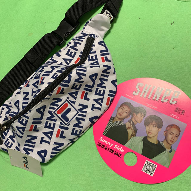 SHINee(シャイニー)のSHINeeテミン×FILAボディバック エンタメ/ホビーのCD(K-POP/アジア)の商品写真