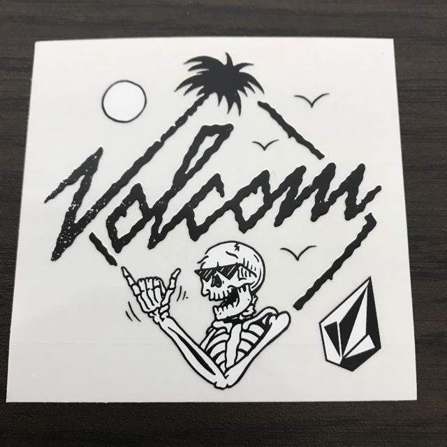 volcom(ボルコム)の【縦7cm横7.2cm】VOLCOM ステッカー ドクロ 自動車/バイクのバイク(ステッカー)の商品写真