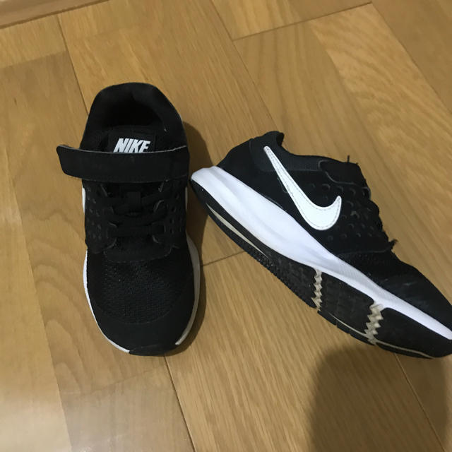 NIKE(ナイキ)のナイキ 17 黒 スニーカー  キッズ/ベビー/マタニティのキッズ靴/シューズ(15cm~)(スニーカー)の商品写真