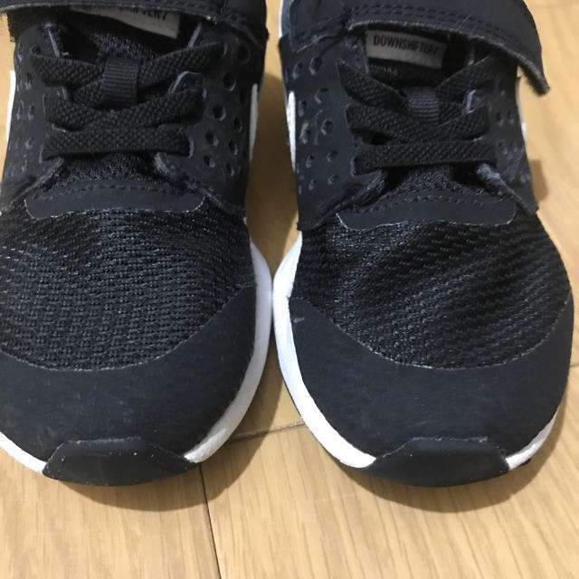 NIKE(ナイキ)のナイキ 17 黒 スニーカー  キッズ/ベビー/マタニティのキッズ靴/シューズ(15cm~)(スニーカー)の商品写真