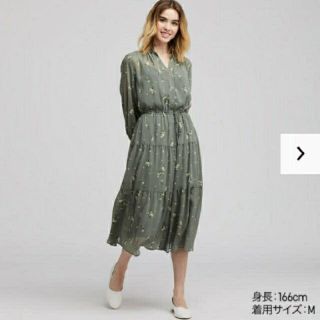 ユニクロ(UNIQLO)のユニクロ 花柄シフォンギャザーワンピース M カーキ(ロングワンピース/マキシワンピース)