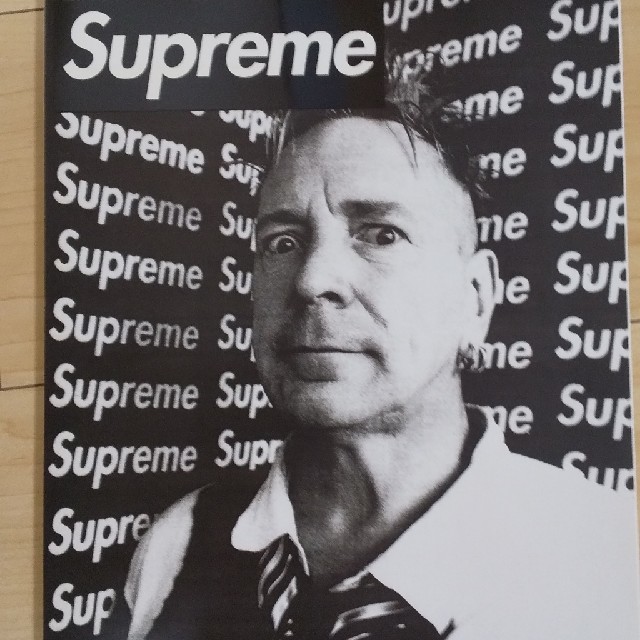 Supreme(シュプリーム)のシュプリーム 本 雑誌 ステッカー エンタメ/ホビーの声優グッズ(ステッカー（シール）)の商品写真