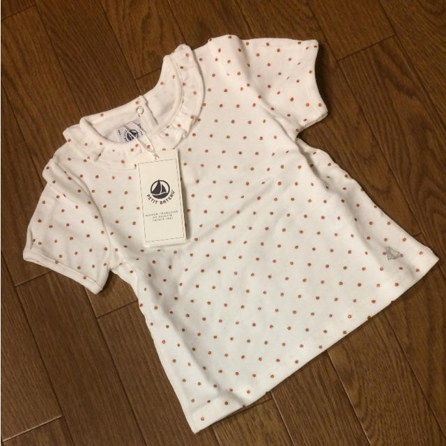 PETIT BATEAU(プチバトー)の【新品、未使用】プチバトー  ドットプリント パフスリーブ カットソー 74cm キッズ/ベビー/マタニティのベビー服(~85cm)(シャツ/カットソー)の商品写真