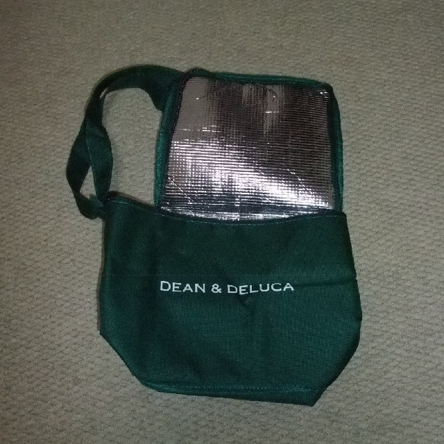 DEAN & DELUCA(ディーンアンドデルーカ)のDEAN&DELUCA保冷バッグ（グリーン） インテリア/住まい/日用品のキッチン/食器(弁当用品)の商品写真