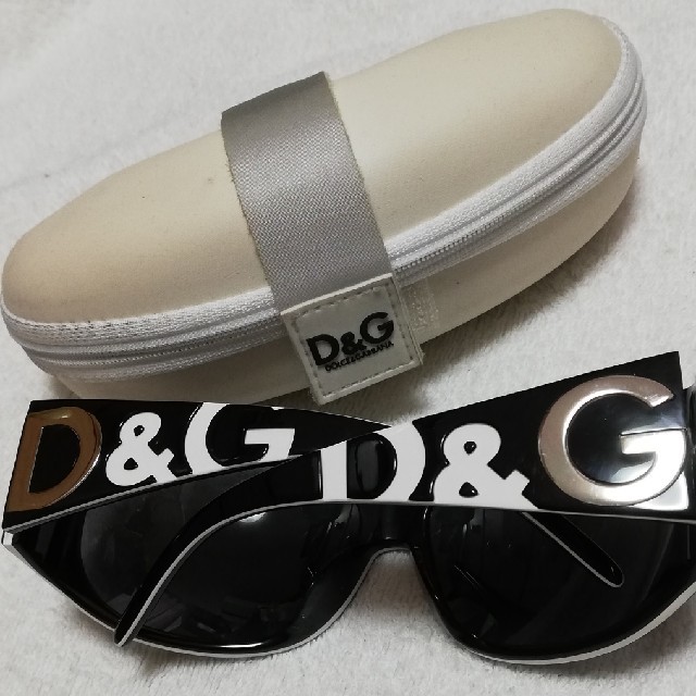 D&G(ディーアンドジー)の★タイムセール★D&G　D&Gのロゴが左右に大きくたついた黒サングラス メンズのファッション小物(サングラス/メガネ)の商品写真