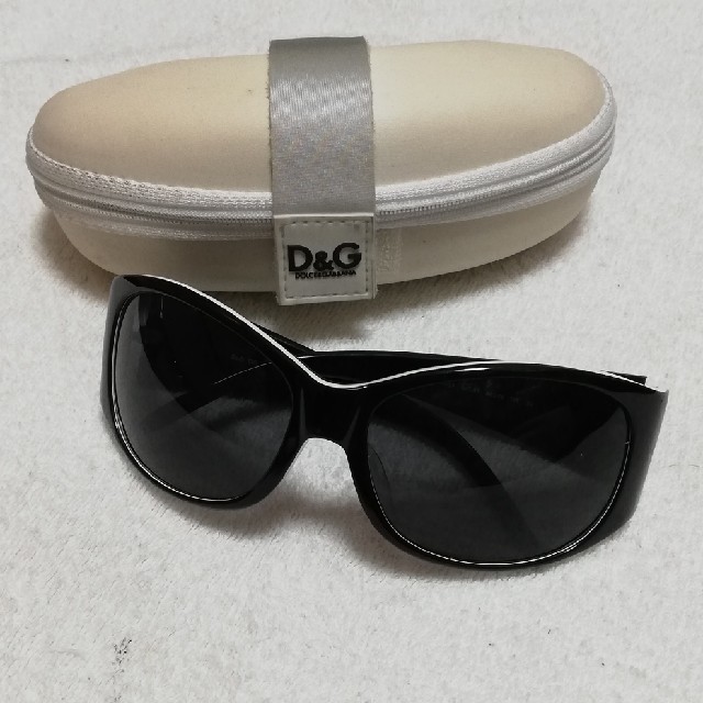 D&G(ディーアンドジー)の★タイムセール★D&G　D&Gのロゴが左右に大きくたついた黒サングラス メンズのファッション小物(サングラス/メガネ)の商品写真