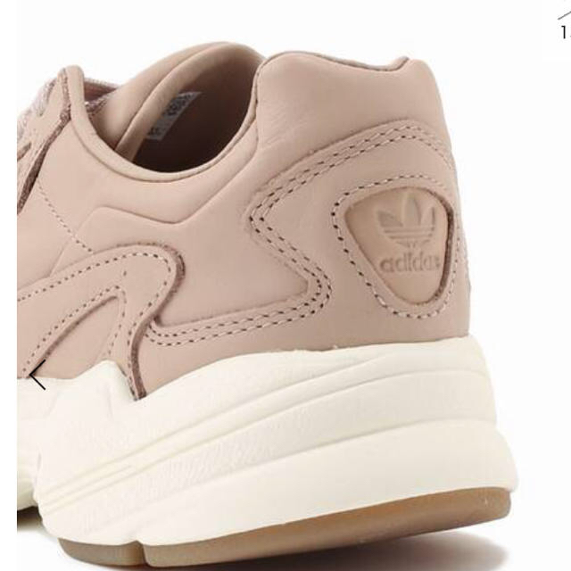 adidas(アディダス)のadidas FALCON beige レディースの靴/シューズ(スニーカー)の商品写真