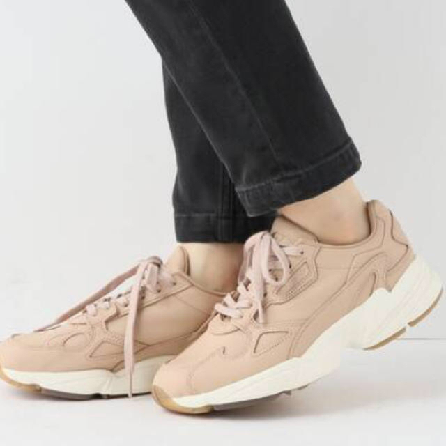 adidas(アディダス)のadidas FALCON beige レディースの靴/シューズ(スニーカー)の商品写真