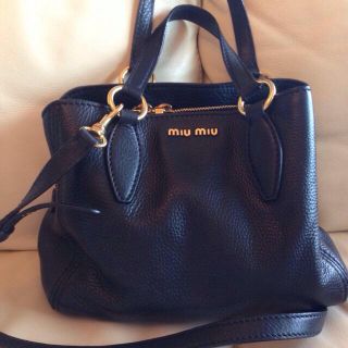 ミュウミュウ(miumiu)のmiumiu ブラックBAG(ハンドバッグ)