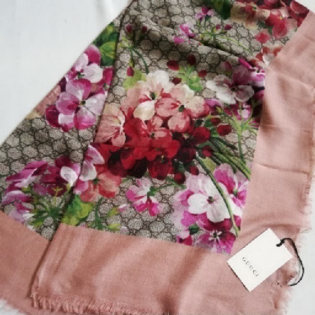 Gucci(グッチ)のGucci Blooms ピンクスカーフ ストール レディースのファッション小物(バンダナ/スカーフ)の商品写真