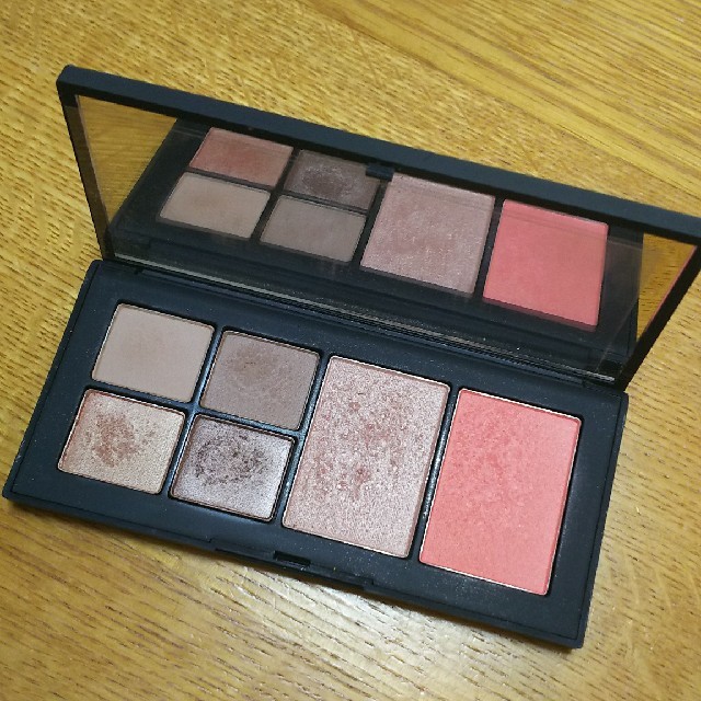 NARS
ロストインラスター フェースパレット