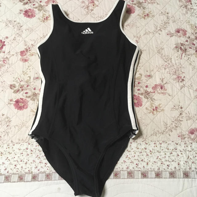 adidas(アディダス)のアディダス  水着  150 送料込み キッズ/ベビー/マタニティのキッズ服女の子用(90cm~)(水着)の商品写真