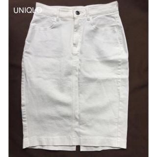 ユニクロ(UNIQLO)の白 ウルトラストレッチスデニム ひざ丈 UNIQLO 未使用(ひざ丈スカート)