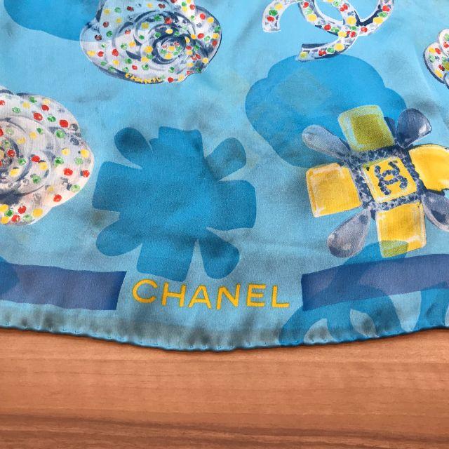 CHANEL(シャネル)のシャネル スカーフ 水色×イエロー（90013971） レディースのファッション小物(バンダナ/スカーフ)の商品写真