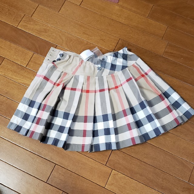 BURBERRY(バーバリー)のBURBERRY　☆新品☆スカート定番チェック150cm 　 キッズ/ベビー/マタニティのキッズ服女の子用(90cm~)(スカート)の商品写真