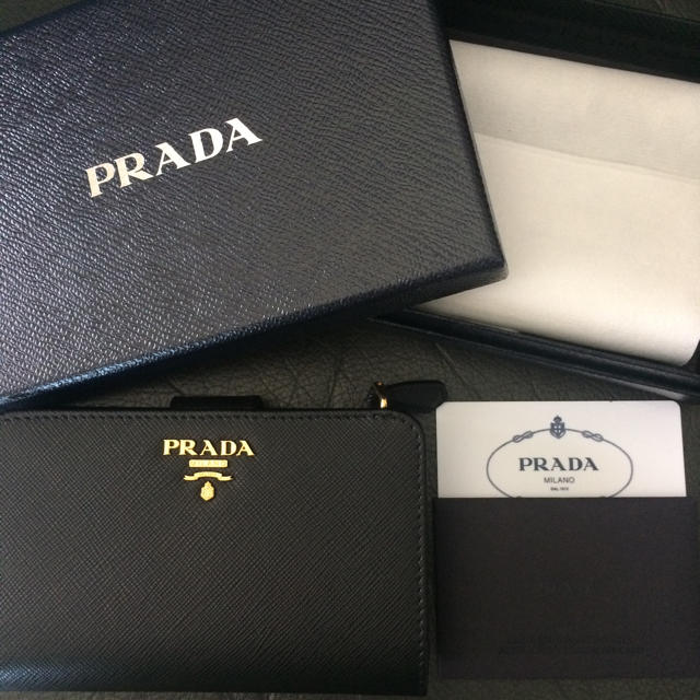 PRADA(プラダ)の新品未使用 プラダ 折長財布 サフィアーノレザーブラック黒ミニ ウォレットバッグ レディースのファッション小物(財布)の商品写真