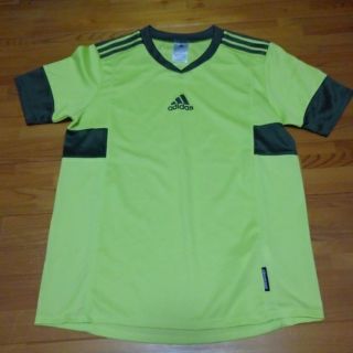 アディダス(adidas)のadidas Tシャツ(Tシャツ/カットソー)