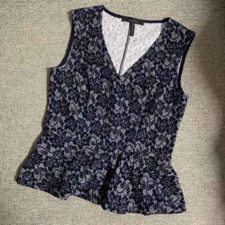 ビーシービージーマックスアズリア(BCBGMAXAZRIA)のBCBG ぺプラム トップス レース柄 ネイビー(カットソー(半袖/袖なし))