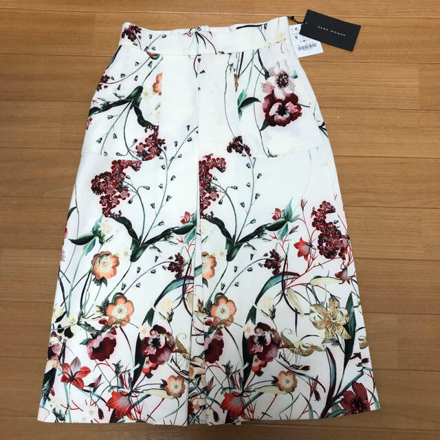 ZARA(ザラ)のザラ 花柄スカート （新品未使用） レディースのスカート(ひざ丈スカート)の商品写真