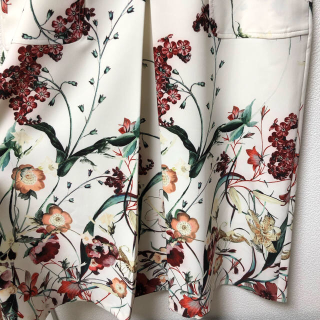 ZARA(ザラ)のザラ 花柄スカート （新品未使用） レディースのスカート(ひざ丈スカート)の商品写真