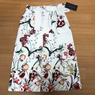 ザラ(ZARA)のザラ 花柄スカート （新品未使用）(ひざ丈スカート)