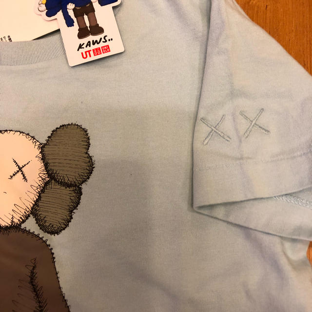 UNIQLO(ユニクロ)のUNIQLO ☆ KAWS ☆ キッズTシャツ ☆ 140 キッズ/ベビー/マタニティのキッズ服男の子用(90cm~)(Tシャツ/カットソー)の商品写真