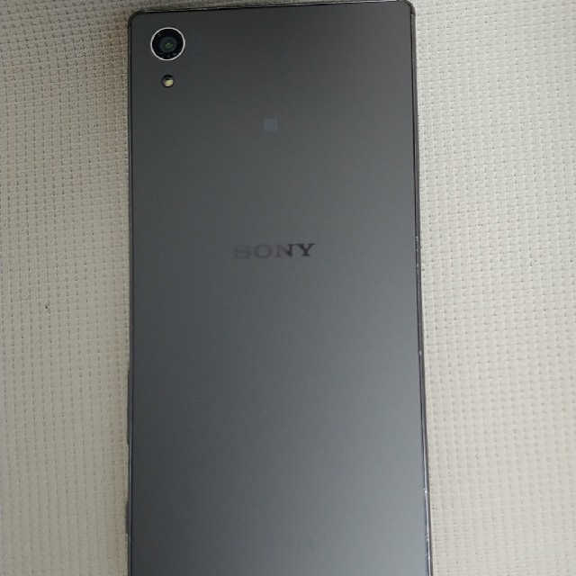 XPERIA Z5 3年使用し、バッテリーを中国製に交換済み、外周にキズあり。