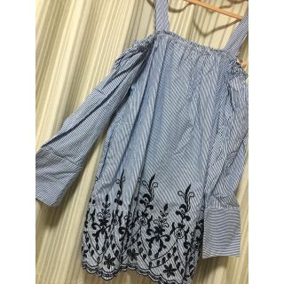 ザラ(ZARA)の【ZARA】オフショル　エンブロイダリー　刺繍　トップス(カットソー(長袖/七分))